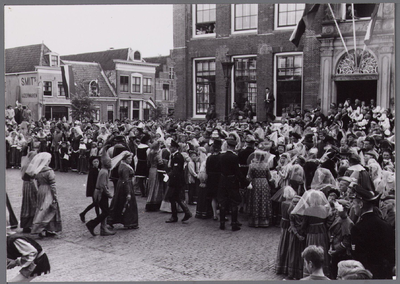 WAT001001072 Stadsfeest Edam; verkleedde Edammers komen bijeen op het Damplein