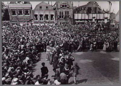 WAT001001075 Aankomst bruidspaar op het Damplein. Stadsfeest Edam. Van 12 tot 21 juli 1957 hielden de Edammers een ...