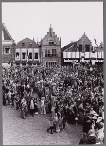 WAT001001080 Bijeenkomst op het Damplein, tijdens Stadsfeest Edam. Van 12 tot 21 juli 1957 hielden de Edammers een ...