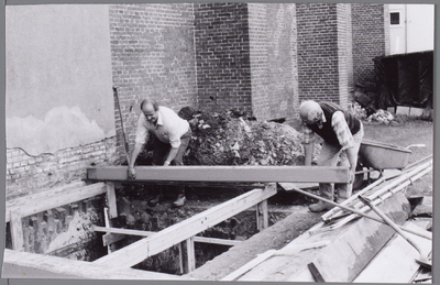 WAT001001195 V.l.n.r. Joop de Haan en Wijnand Kool. Bouw van de grafkelder naast de Nederlands Hervormde Kerk van Ilpendam.
