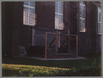 WAT001001196 Bouw grafkelder naast de Nederlands Hervormde Kerk van Ilpendam