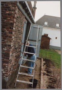 WAT001001197 Bouw grafkelder naast de Nederlands Hervormde Kerk van Ilpendam