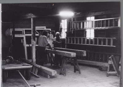 WAT001001198 Voorbereiding bouw grafkelder in de Gemeentelijke werkplaats. Bouw grafkelder naast de Nederlands ...