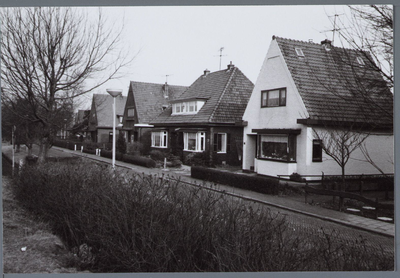 WAT001001250 Woningen aan de Zonneweg. v.r.n.l. nummer 15,16,17, en 18 te Ilpendam