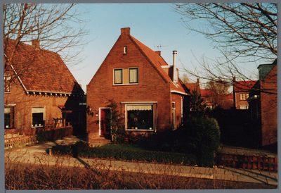 WAT001001251 Woningen aan de Zonneweg. v.r.n.l. nummer 6 en 7 te Ilpendam