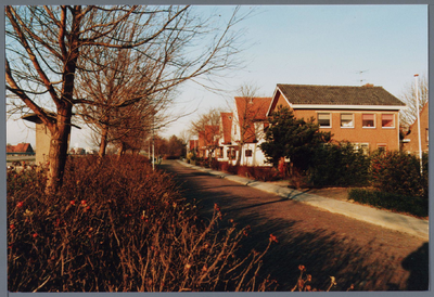 WAT001001253 Woningen aan de Zonneweg. v.r.n.l. nummer 13,14,15 en 16 te Ilpendam