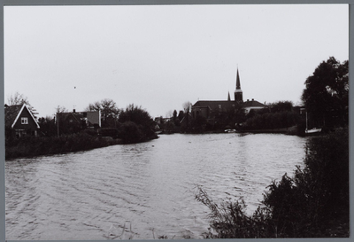 WAT001001277 Nederlands Hervormde Kerk in Ilpendam, gezien vanaf de Purmerringvaart