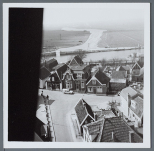 WAT001001278 Uitzicht vanaf de kerktoren van de Nederlands Hervormde kerk aan de Kerkstraat nummer 18. V.l.n.r.; ...