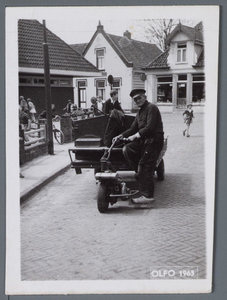 WAT001001295 Foto: de heer K.Hollander in functie als gemeente werkman, met de zogenaamde ijzeren hond.Locatie: hoek ...