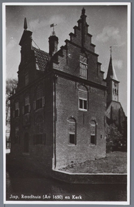 WAT001001424 Raadhuis in Jisp met daarachter de hervormde kerk.
