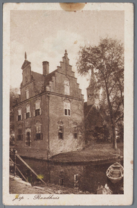 WAT001001423 Raadhuis in Jisp. Gebouw uit 1650 met drie topgevels; een met natuurstenen klauwstukken en door twee ...