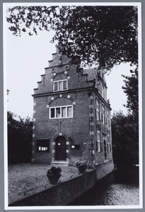 WAT001001425 Raadhuis in Jisp, zijaanzicht met trapgevel.