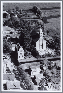 WAT001001427 Luchtfoto Jisp. Links voor het Raadhuis en rechts daarvan de Hervormde kerk.