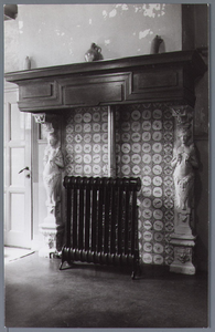 WAT001001428 Interieur Raadhuis Jisp; verwarming en schouw. De top van de schouw bestaat uit eikenhouten panelen en ...