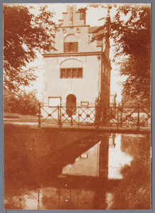 WAT001001429 Raadhuis van Jisp, bereikbaar via een brug over water. Het gebouw dateert uit 1650 en heeft drie gevels: ...