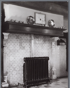 WAT001001430 Schouw in Raadhuis van Jisp: eiken paneelwerk gedragen door twee pilasters, betegelde achterwand. Tegels ...