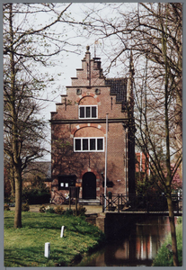 WAT001001431 Raadhuis van Jisp met toegangsbrug. Gebouw uit 1650 met drie topgevels; een gevel met natuurstenen ...