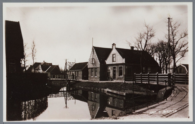 WAT001001453 Op de voorgrond een nieuwe betonnen brug, aangelegd in 1935, door de firma Pik uit Barsingerhorn. Daarvoor ...