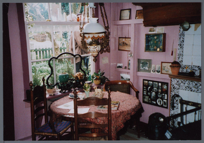 WAT001001526 Interieur Oudheidskamer Jisp: roze houten wandbekleding