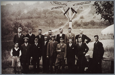 WAT001001556 Schaakclub Katwoude, daguitstapje naar Arnhem en omstreken. Groepsportret bij Duitse grenspaal.