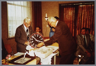 WAT001001572 De heer C.G.Nienhuis, overhandigd een klok voor het dorpshuis aan burgemeester Jan Frans de Groot.