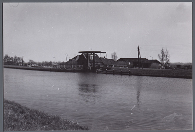 WAT001001510 Noordhollands Kanaal met Jispersluis vanaf de Zuiddijk.