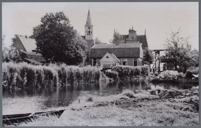 WAT001001513 Hervormde kerk van Jisp, rechts daarnaast het oude Raadhuis.