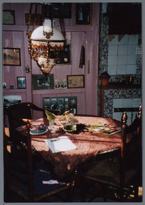 WAT001001521 Interieur Oudheidskamer Jisp: houten wandbekleding, betegelde dubbele schouw. In de voorkamer een houten ...