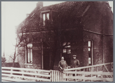 WAT001001534 Brugwachterswoning aan de oostzijde van de provinciale weg, van Jacob Tromp (geb. 30-5-1890 te Ransdorp) ...