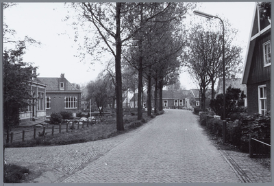WAT001001573 Dorpsstraat van Kwadijk. Dit deel wordt in de volksmond de Kerkebuurt genoemd. Helemaal links de ...