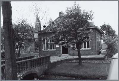 WAT001001574 Dorpsstraat van Kwadijk. Dit deel wordt in de volksmond de Kerkebuurt genoemd. Helemaal links; de ...