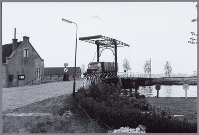 WAT001001577 Brug over de Purmerringvaart met links daarvan het brugwachtershuisje (Zeevangdijkje 18).