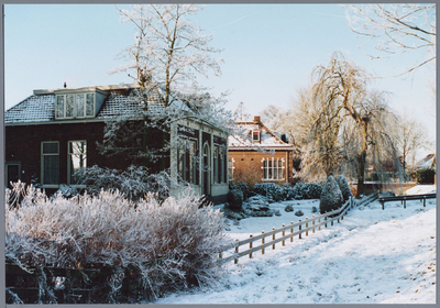 WAT001001583 Kwadijk in december 1995. Het heeft gesneeuwd. Kerkebuurt met links de voormalige pastorie (Kwadijk 84) en ...