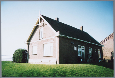 WAT001001593 Woning aan Zeevangsdijkje 1, Kwadijk. Geheel rechts: een deel van de gevel van het watergemaal uit 1879, ...