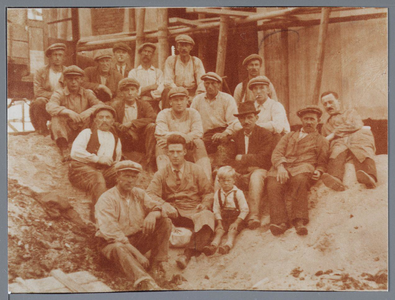 WAT001001595 Groepsportret van de bouwvakkers die de watertoren van Kwadijk gebouwd hebben in 1924-1925.