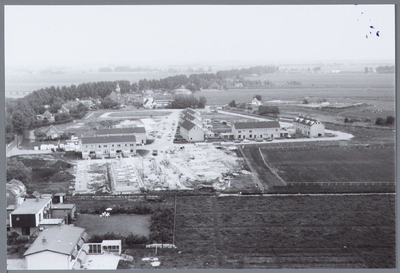 WAT001001633 Bovenaanzicht van Kwadijker nieuwbouw in wording in 1969. Woningen aan de Jan Dignumszstraat en aan de ...