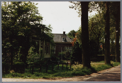 WAT001001638 Dorpsstraat van Kwadijk. Dit deel wordt in de volksmond de Kerkebuurt genoemd. Helemaal links; de ...