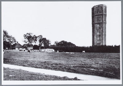 WAT001001668 Rechts de watertoren van Kwadijk