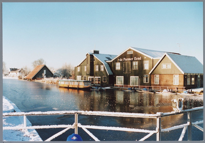 WAT001001670 Bevroren Purmerringvaart, met aan de rechterkant het pand van de Coöperatieve Aan en Verkoopvereniging ...