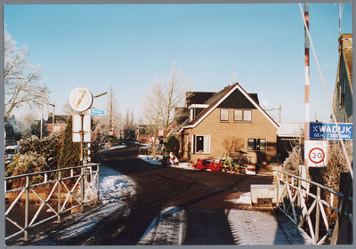 WAT001001674 Schouweinde gezien vanaf de Kwadijkerbrug met spoorwegovergang.