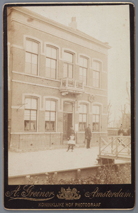 WAT001001753 Raadhuis in de Dorpsstraat in Landsmeer. Rechts nog net de brug naar Piet Blees - ca. 1925. De foto is ...