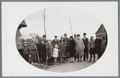 WAT001001756 Groepsfoto tijdens boomplantdag