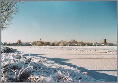 WAT001001676 Sneeuwlandschap. Polder De Zeevang vanaf de Durkweg met Kwadijk op de achtergrond.