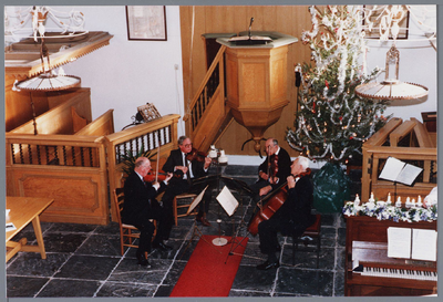 WAT001001680 Het Amenda kwartet, o.l.v. dhr. Duijvis in de Kwadijker kerk.
