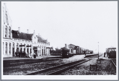 WAT001001683 Station van Kwadijk. De passagiers staan klaar om in te stappen in de stoomtrein of stoomtram. Station ...