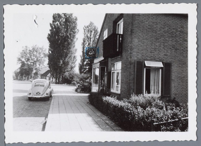 WAT001001694 Tabakswinkel Derlagen, later Nauta. Nu (2014) pizzeria.Geparkeerde auto: Volkswagen kever.