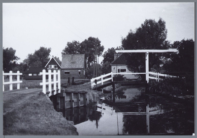 WAT001001718 Dorpsstraat in Landsmeer met houten ophaalbrug