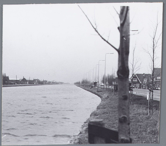WAT001001746 Gezien naar het noorden toe. In het midden net naast de boom, Café Restaurant De Wegwijzer, Kanaaldijk 27 ...