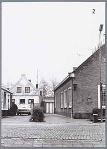 WAT001001826 Rechts: Raiffeisenbank te Landsmeer.