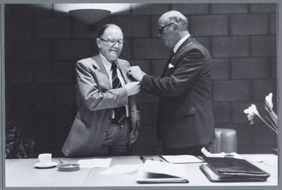 WAT001001861 Alb. Bakker werd benoemd tot ereburger van Landsmeer door burgemeester Gerrit Gezinus Post.